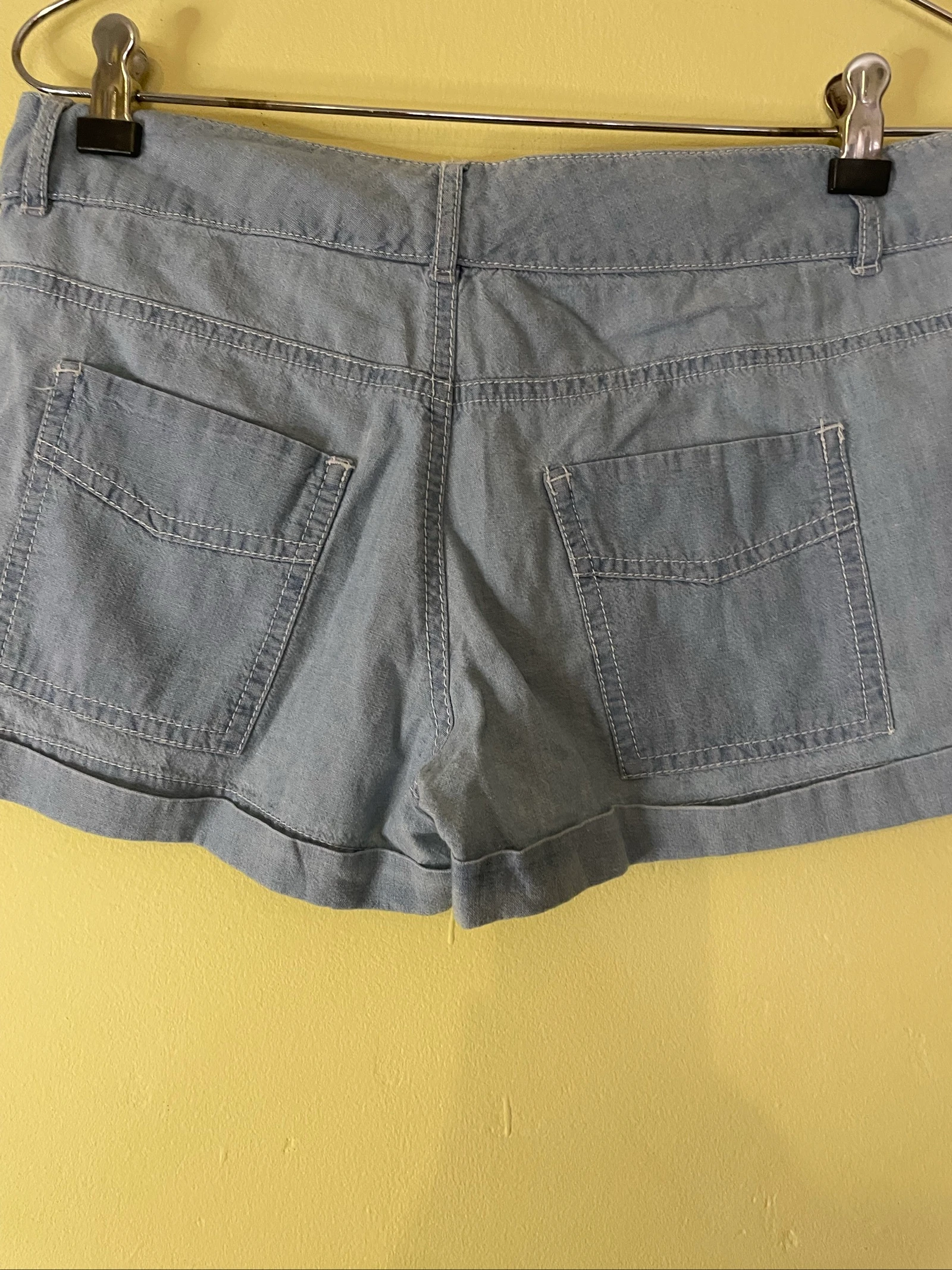 Pantalones cortos de mezclilla azul claro - Cintura media con dobladillo arrugado – photo 5
